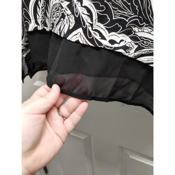 Chico's Size Large (2) Black White Paisley Leaf Sheer Asymmetric 3/4 Sleeves Top - Picture 5 of 7